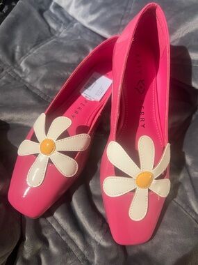 Katy Perry Dark Pink & White Daisy Shoes, Women’s Size 5, new with tag